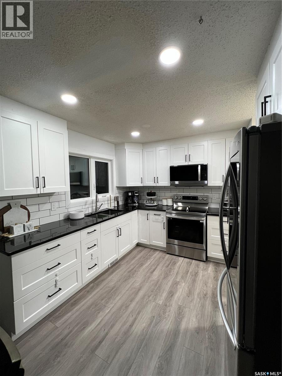 134 Stillwater Drive, Saskatoon, SK - Indoor Photo Showing Kitchen