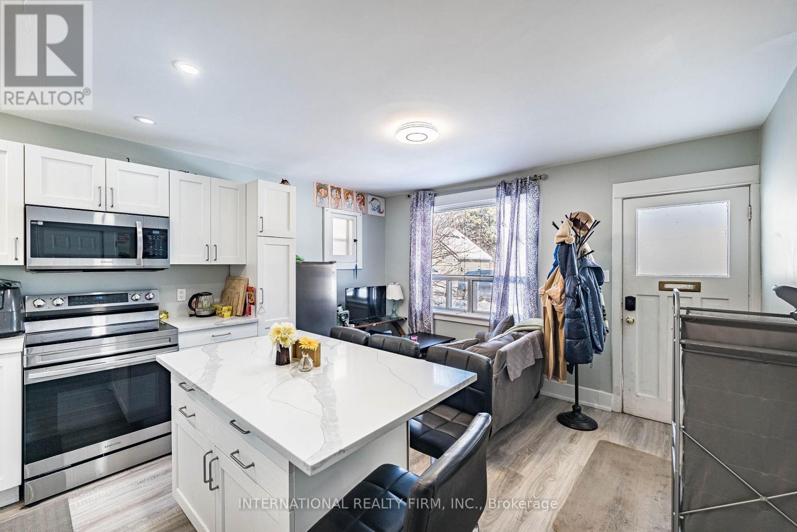 39 Holmes Avenue, Hamilton, ON - Indoor Photo Showing Kitchen