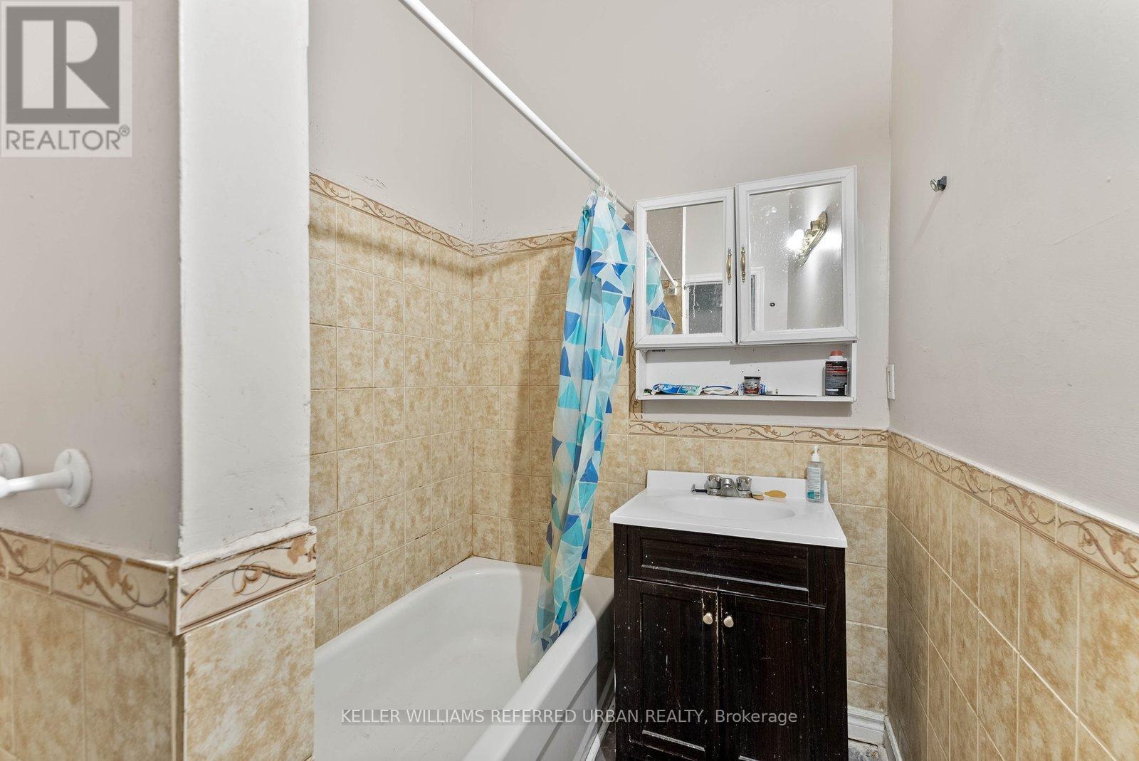 52 Cathcart Street, Hamilton, ON - Indoor Photo Showing Bathroom