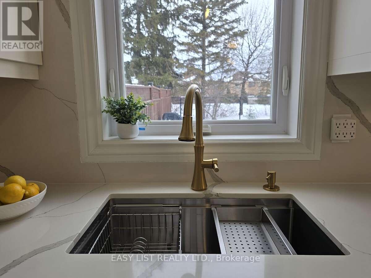 15 Coolspring Crescent, Caledon, ON - Indoor Photo Showing Kitchen With Double Sink