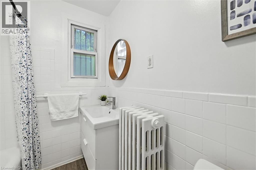 1047 Main Street E, Hamilton, ON - Indoor Photo Showing Bathroom
