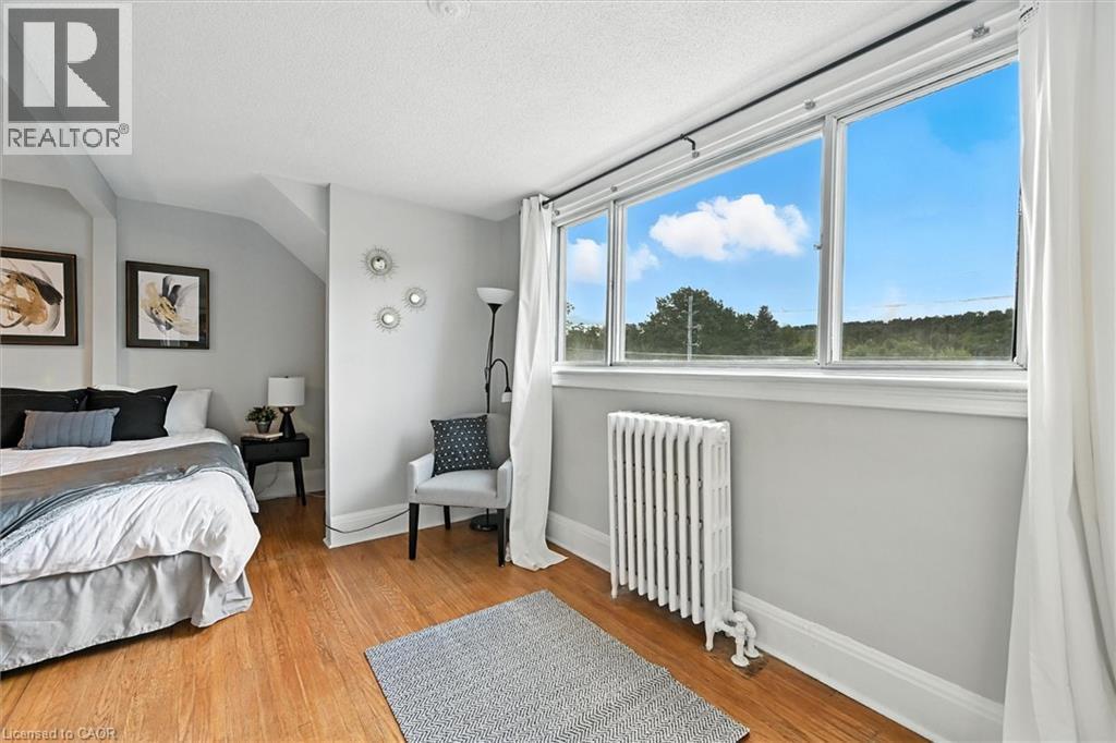 1047 Main Street E, Hamilton, ON - Indoor Photo Showing Bedroom