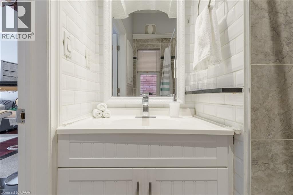 7 Hess Street N, Hamilton, ON - Indoor Photo Showing Bathroom