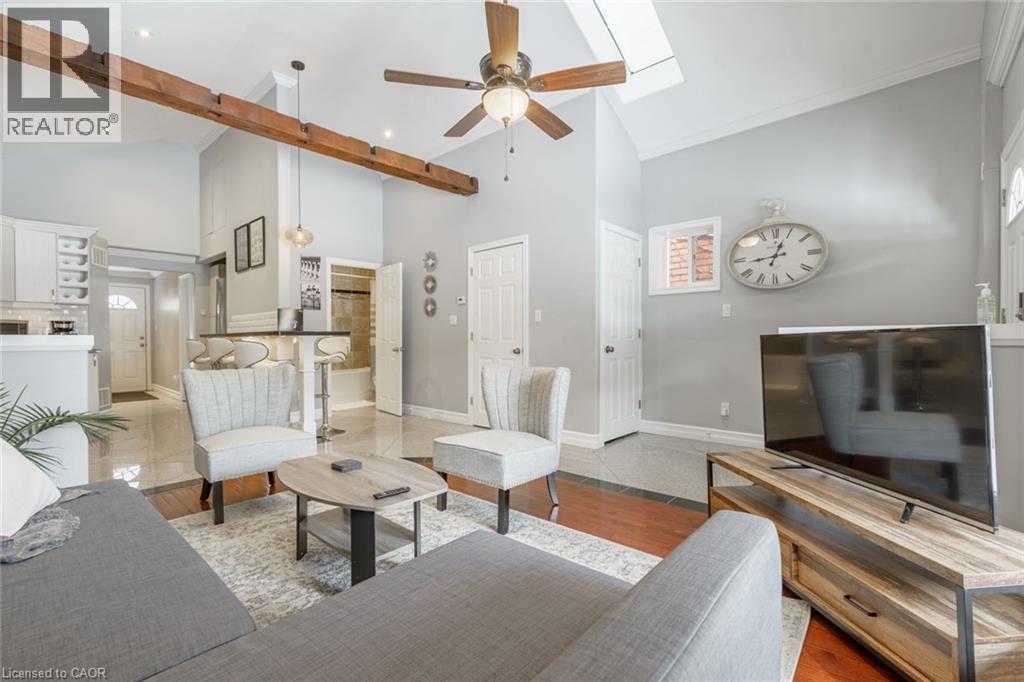 7 Hess Street N, Hamilton, ON - Indoor Photo Showing Living Room