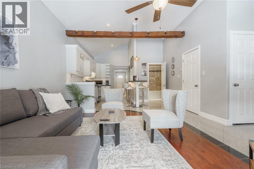 7 Hess Street N, Hamilton, ON - Indoor Photo Showing Living Room