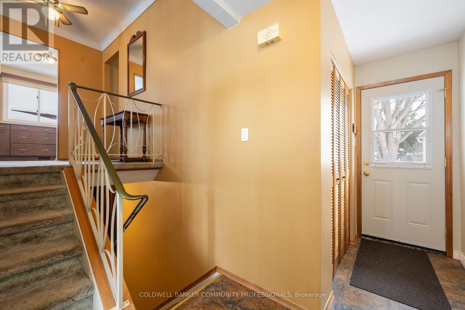 401 Mohawk Road W, Hamilton, ON - Indoor Photo Showing Other Room