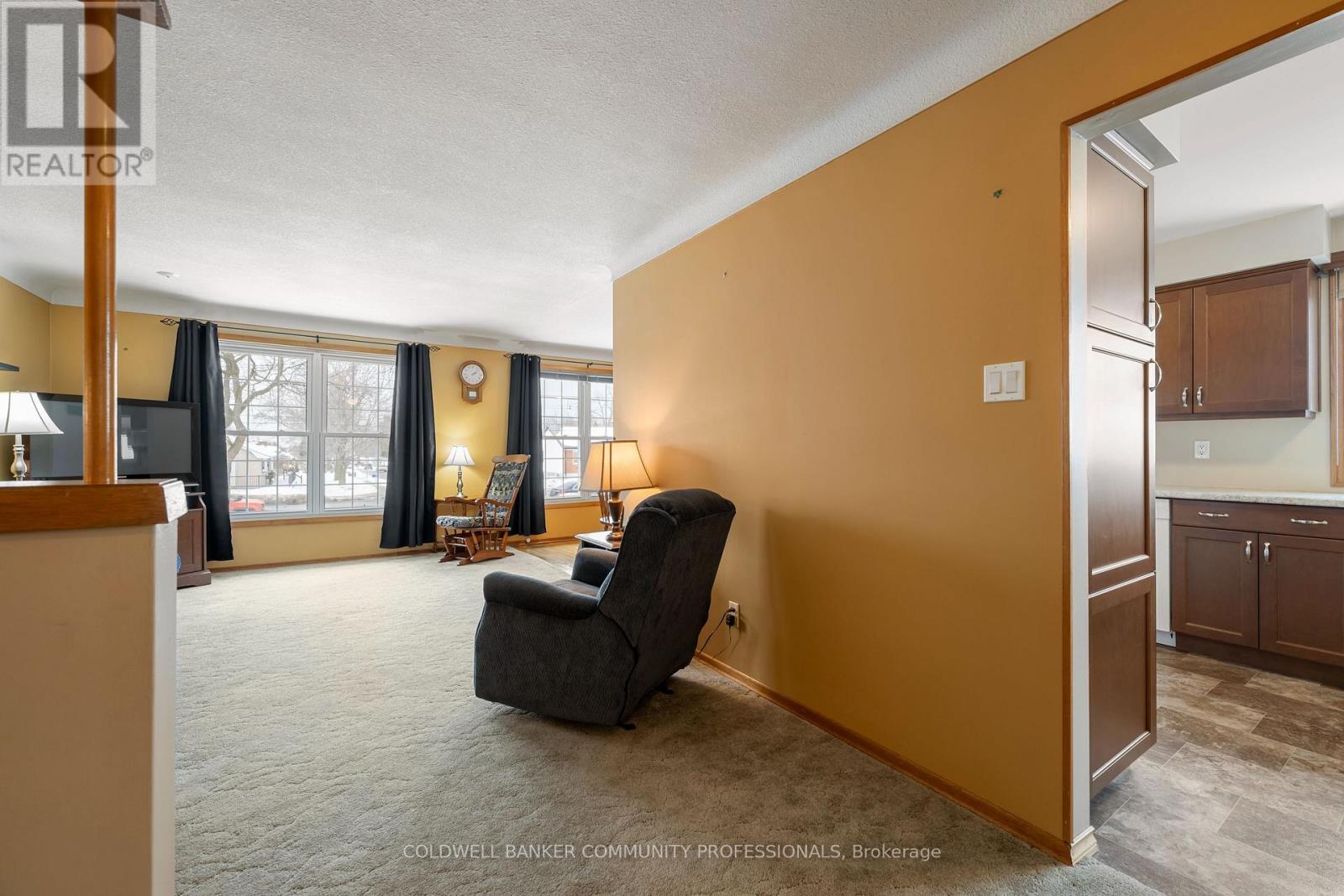 401 Mohawk Road W, Hamilton, ON - Indoor