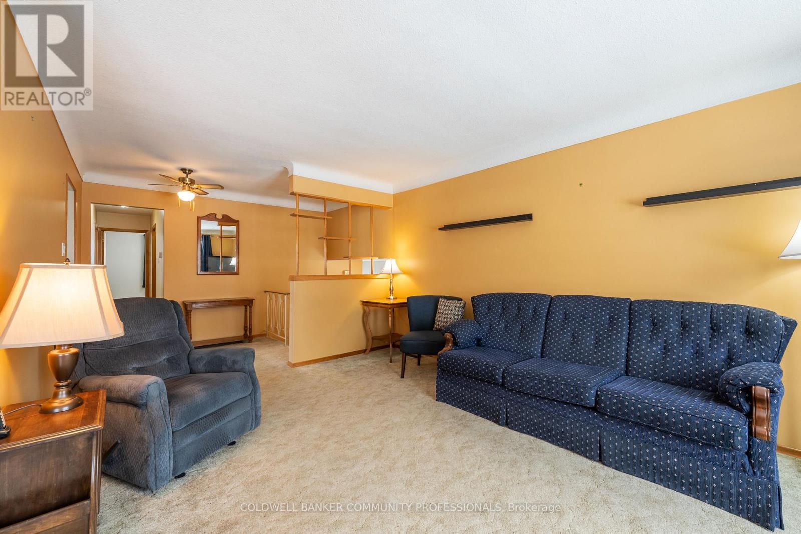 401 Mohawk Road W, Hamilton, ON - Indoor Photo Showing Living Room
