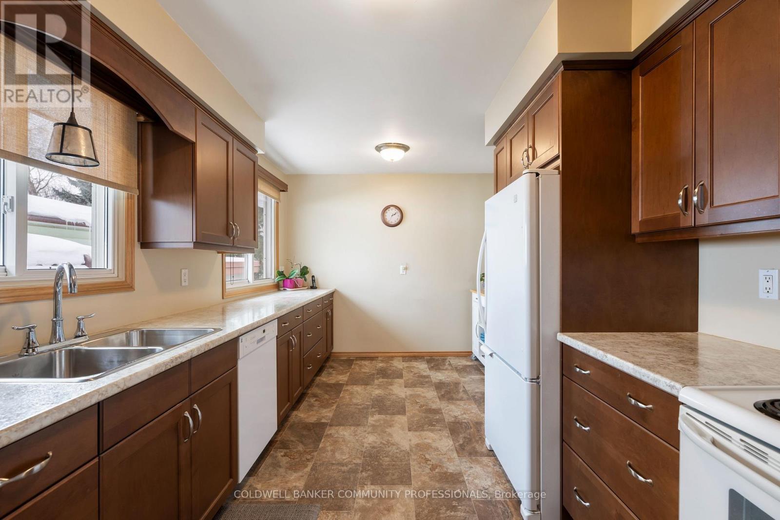 401 Mohawk Road W, Hamilton, ON - Indoor Photo Showing Kitchen With Double Sink