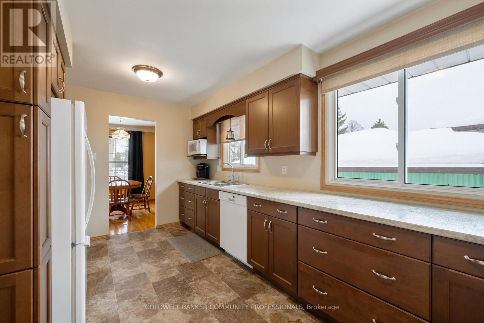 401 Mohawk Road W, Hamilton, ON - Indoor Photo Showing Kitchen With Double Sink