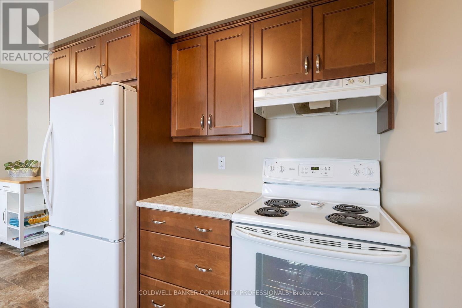 401 Mohawk Road W, Hamilton, ON - Indoor Photo Showing Kitchen