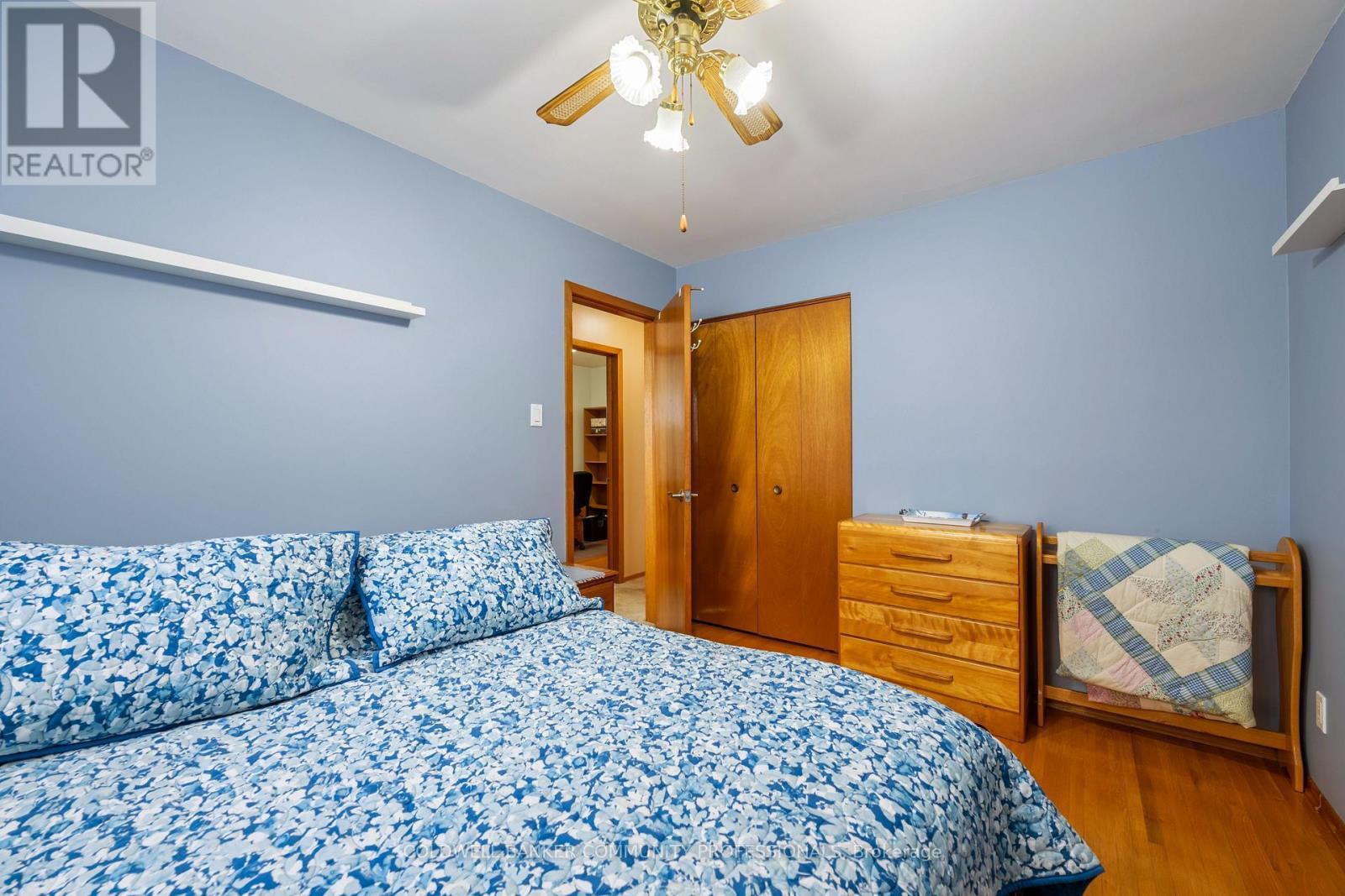 401 Mohawk Road W, Hamilton, ON - Indoor Photo Showing Bedroom