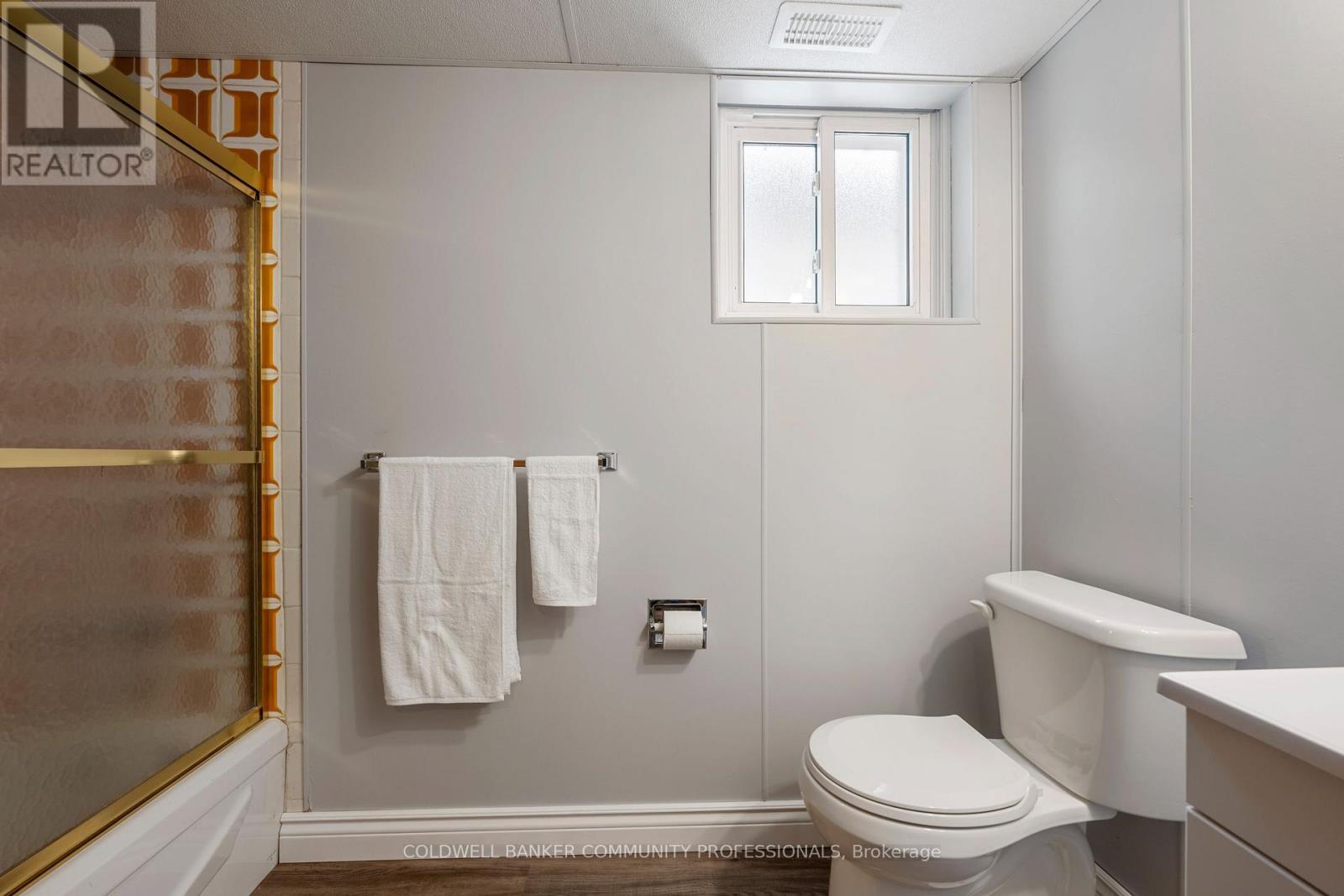 401 Mohawk Road W, Hamilton, ON - Indoor Photo Showing Bathroom