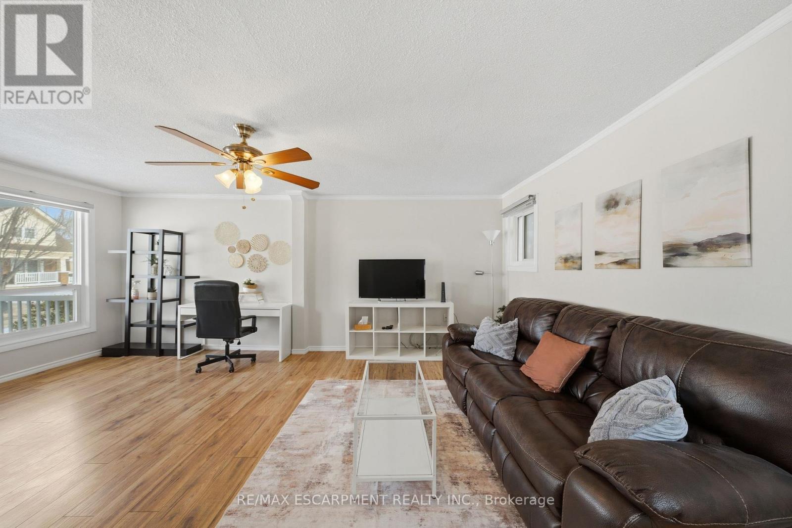 14 Newlands Avenue, Hamilton, ON - Indoor Photo Showing Living Room