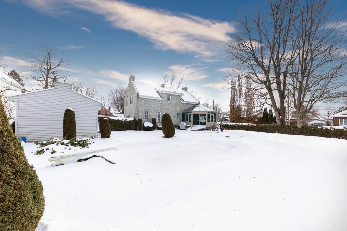 Cour - 30 Boul. Des Érables, Saint-Jean-Sur-Richelieu, QC - Outdoor