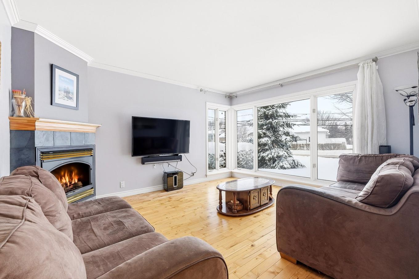 Salon - 942 Av. De Salaberry, Chambly, QC - Indoor Photo Showing Living Room With Fireplace