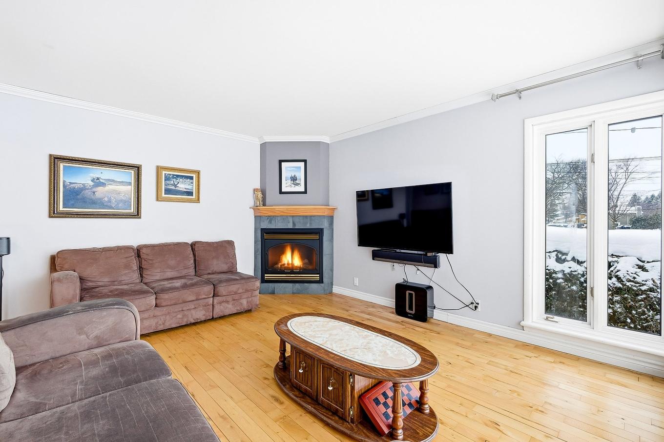 Salon - 942 Av. De Salaberry, Chambly, QC - Indoor Photo Showing Living Room With Fireplace