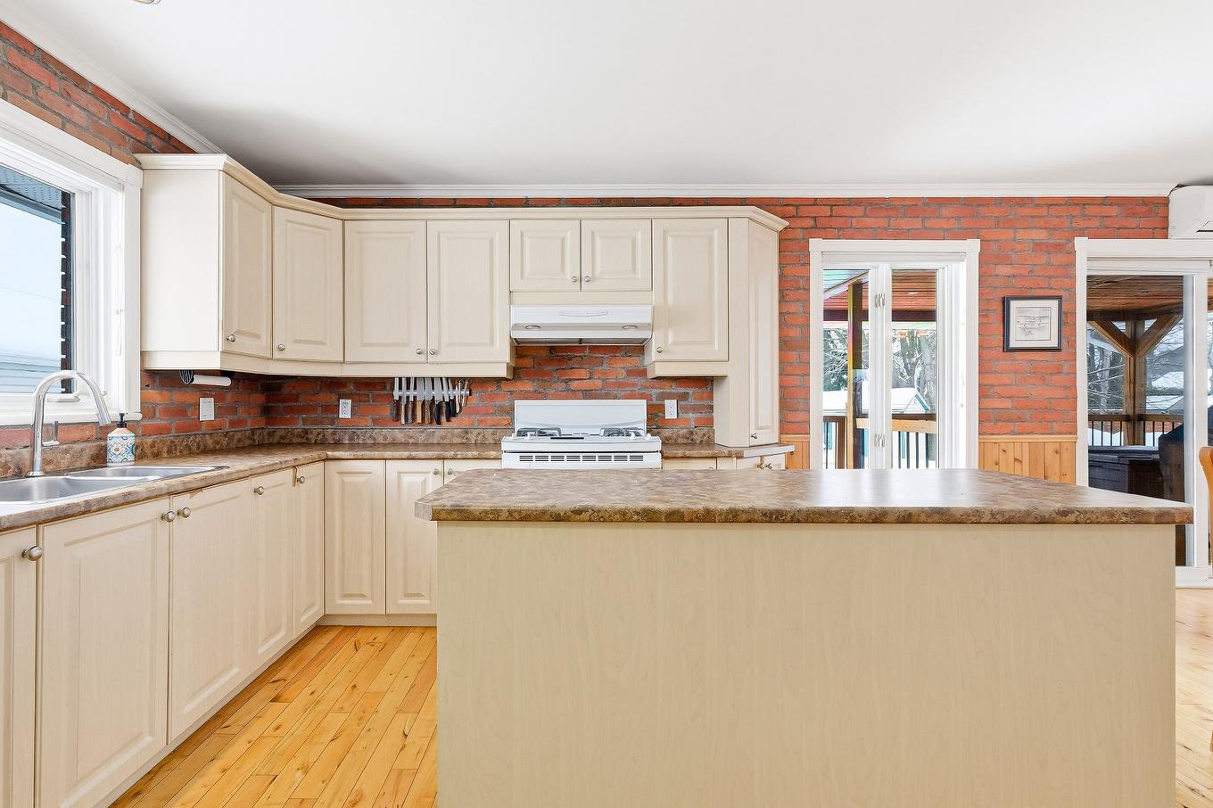 Cuisine - 942 Av. De Salaberry, Chambly, QC - Indoor Photo Showing Kitchen With Double Sink