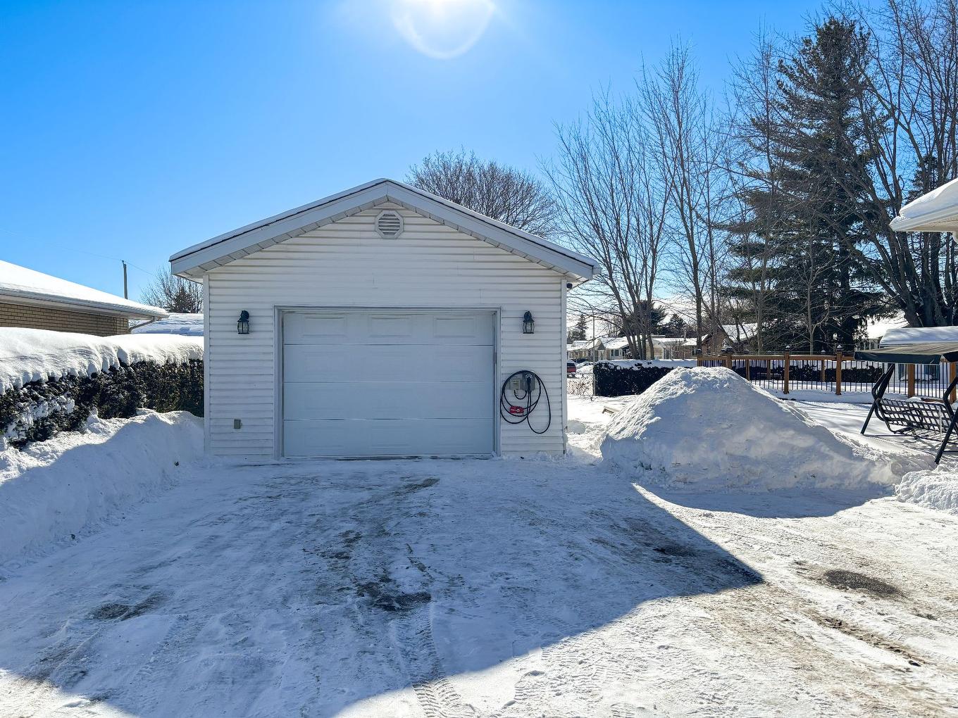 Garage - 942 Av. De Salaberry, Chambly, QC - Outdoor