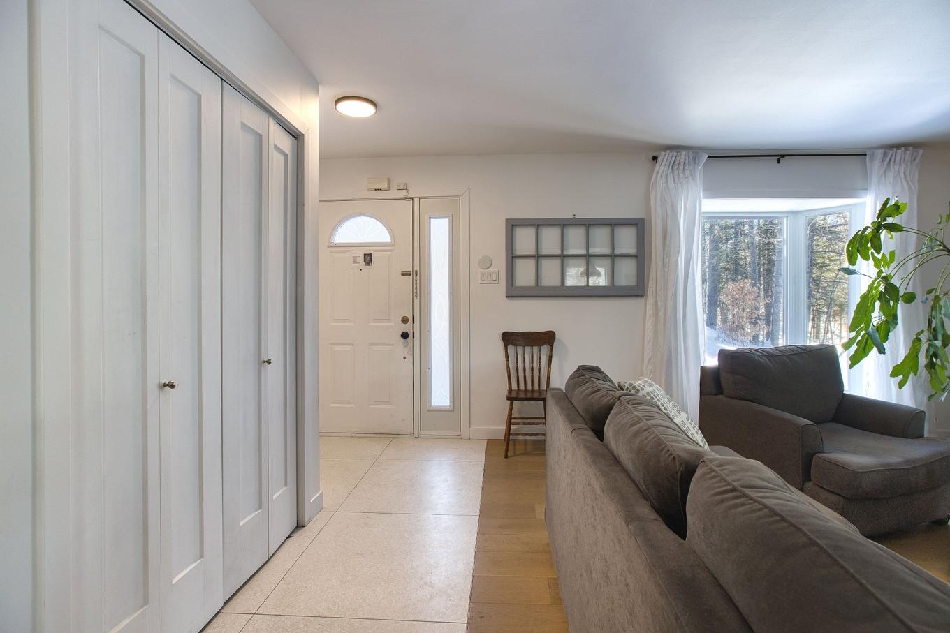 Hall d'entrée/Vestibule - 2344 Rue De La Carriole, Sainte-Adèle, QC - Indoor Photo Showing Living Room