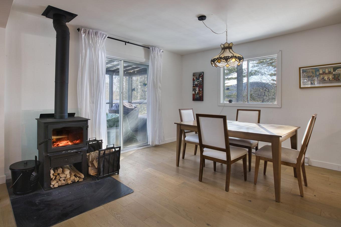 Salle à manger - 2344 Rue De La Carriole, Sainte-Adèle, QC - Indoor Photo Showing Dining Room With Fireplace