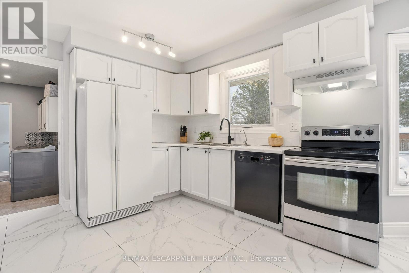 41 John Martin Crescent, Hamilton, ON - Indoor Photo Showing Kitchen