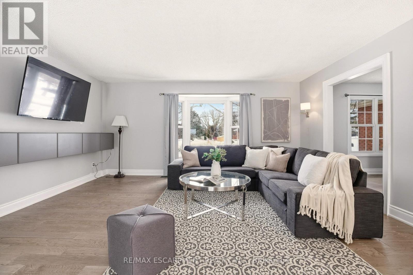 41 John Martin Crescent, Hamilton, ON - Indoor Photo Showing Living Room