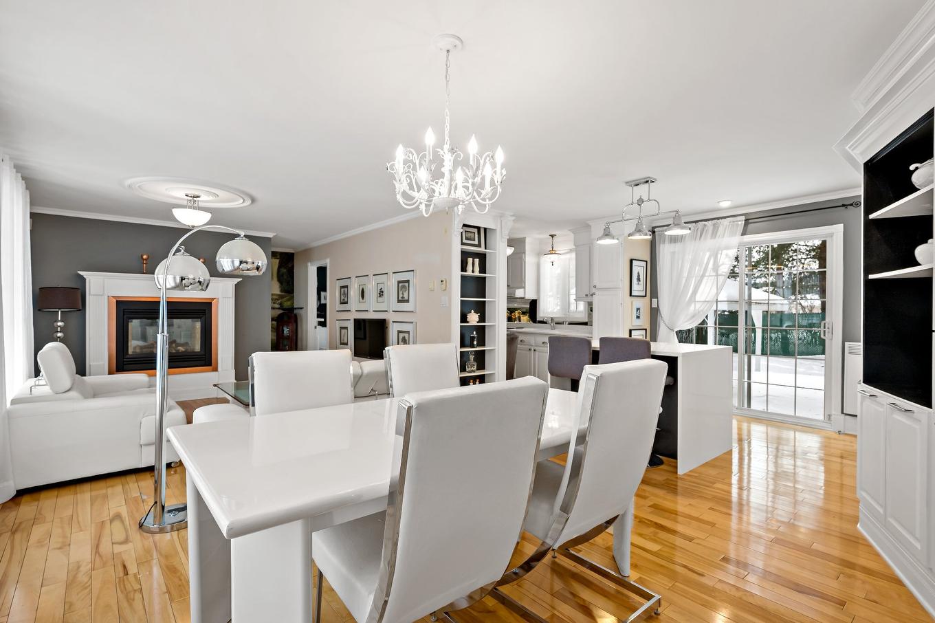 Salle à manger - 483 Rue Alcide-Forget, Mont-Tremblant, QC - Indoor Photo Showing Dining Room With Fireplace