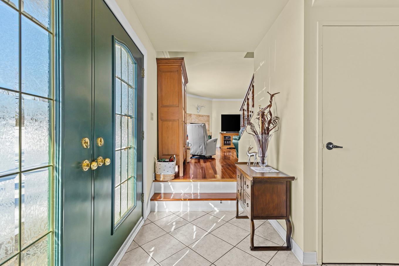 Hall d'entrée/Vestibule - 22 Rue Sutton, Kirkland, QC - Indoor Photo Showing Other Room