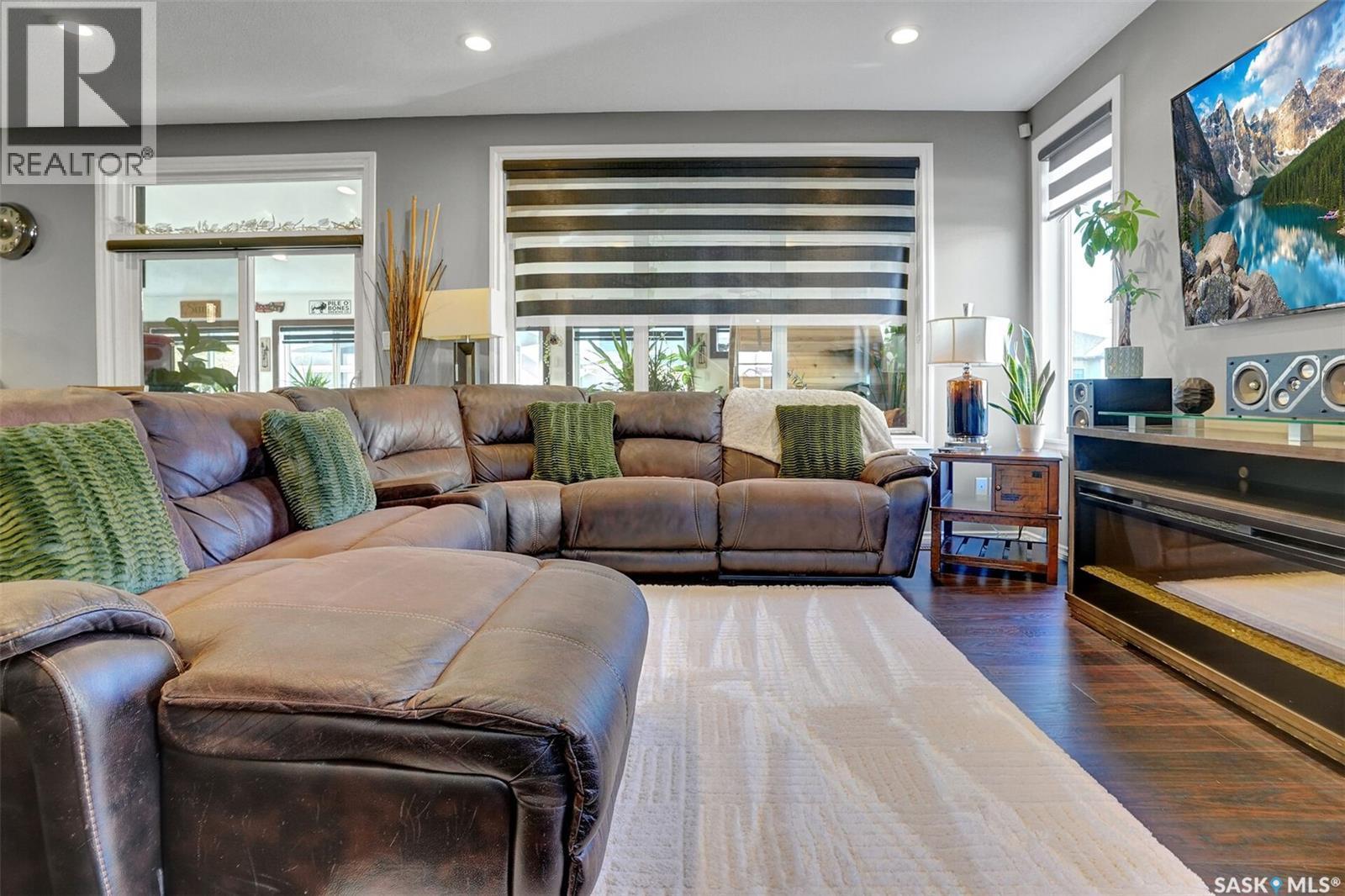 25 Hudson Drive, Pilot Butte, SK - Indoor Photo Showing Living Room