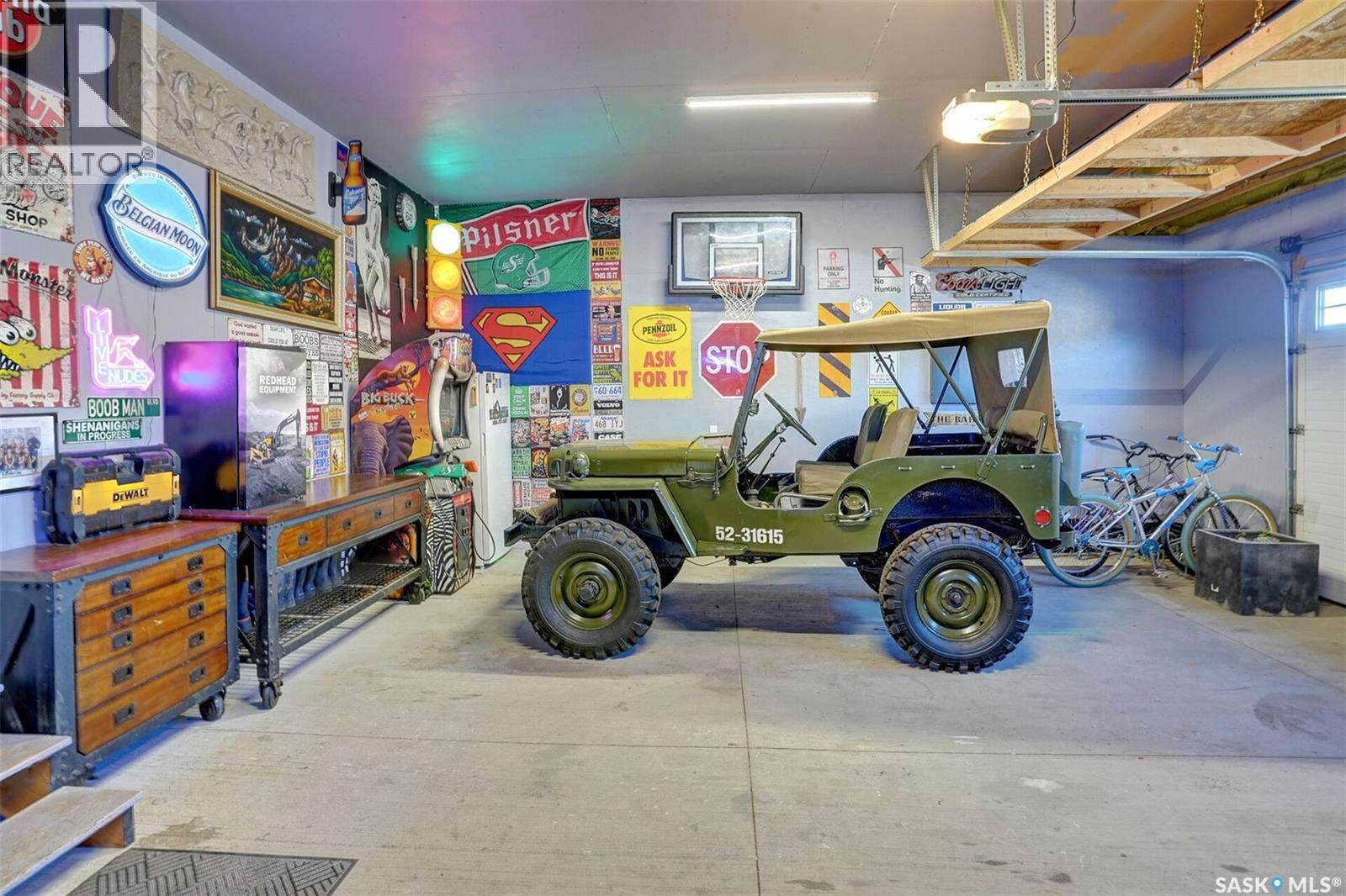 25 Hudson Drive, Pilot Butte, SK - Indoor Photo Showing Garage