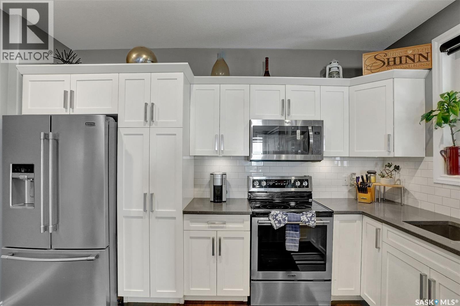 25 Hudson Drive, Pilot Butte, SK - Indoor Photo Showing Kitchen With Upgraded Kitchen