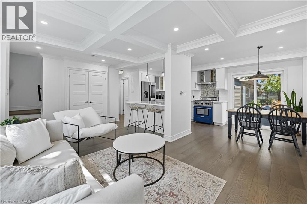 62 Berko Avenue, Hamilton, ON - Indoor Photo Showing Living Room