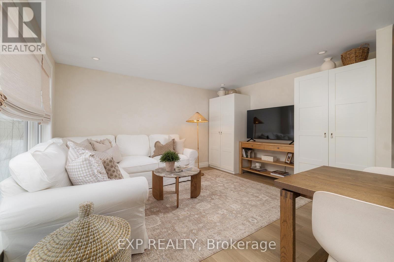 144 Rossford Crescent, Kitchener, ON - Indoor Photo Showing Living Room