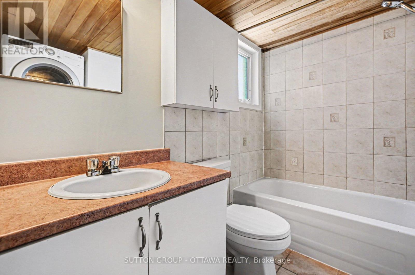 Main bathroom - 207 Mart Circle, Ottawa, ON - Indoor Photo Showing Bathroom