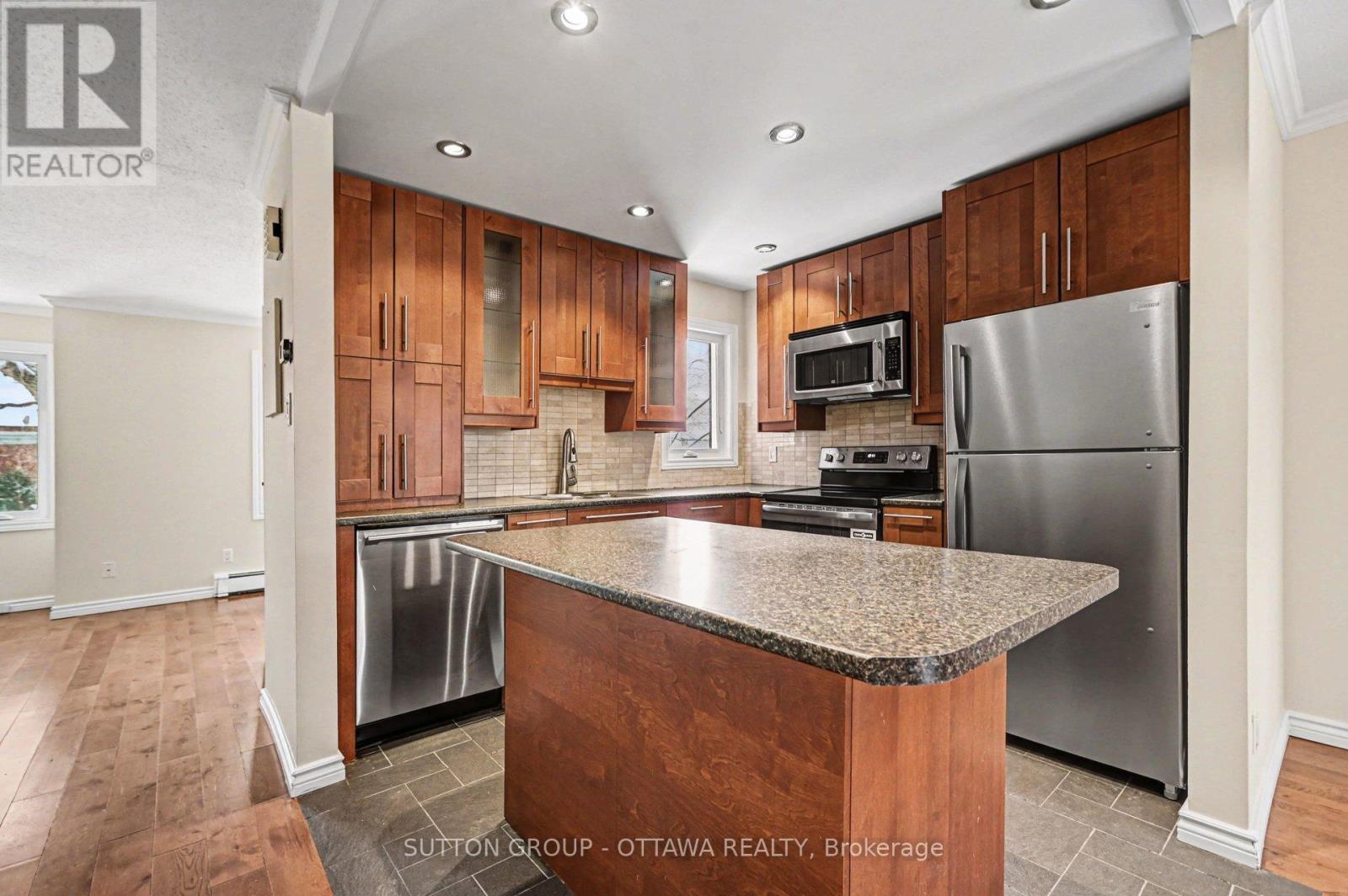 Kitchen - 207 Mart Circle, Ottawa, ON - Indoor Photo Showing Kitchen With Stainless Steel Kitchen