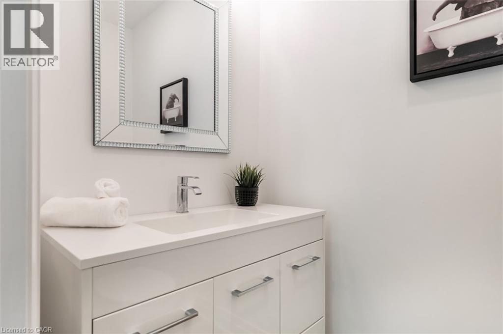 367 Hillside Avenue, Hamilton, ON - Indoor Photo Showing Bathroom