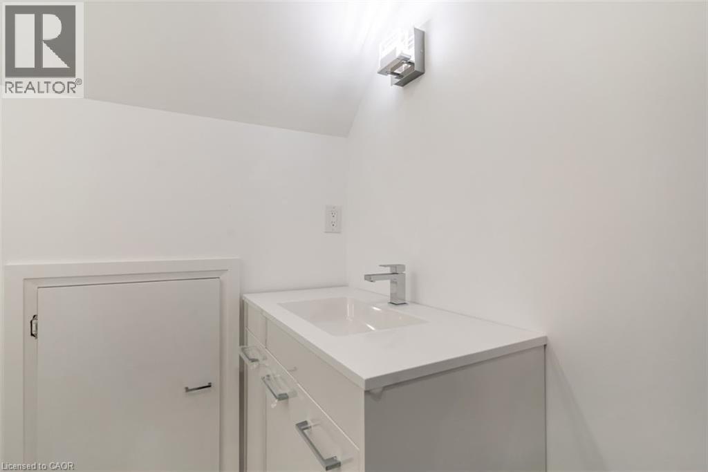 367 Hillside Avenue, Hamilton, ON - Indoor Photo Showing Bathroom