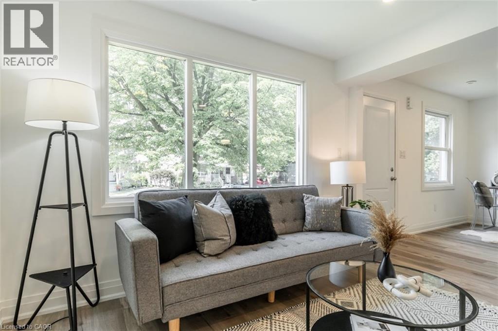 367 Hillside Avenue, Hamilton, ON - Indoor Photo Showing Living Room