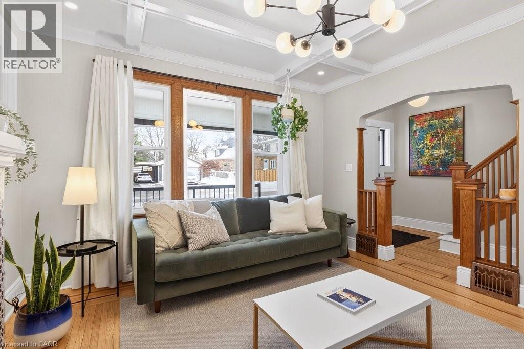 108 Rosslyn Avenue S, Hamilton, ON - Indoor Photo Showing Living Room