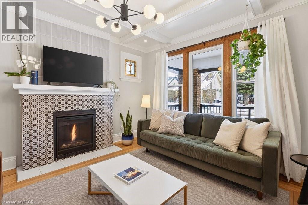108 Rosslyn Avenue S, Hamilton, ON - Indoor Photo Showing Living Room With Fireplace