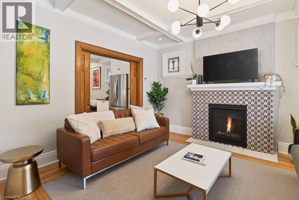 108 Rosslyn Avenue S, Hamilton, ON - Indoor Photo Showing Living Room With Fireplace