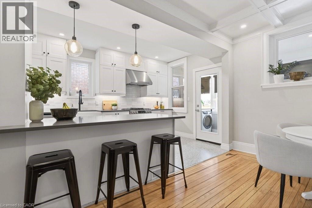108 Rosslyn Avenue S, Hamilton, ON - Indoor Photo Showing Kitchen With Upgraded Kitchen