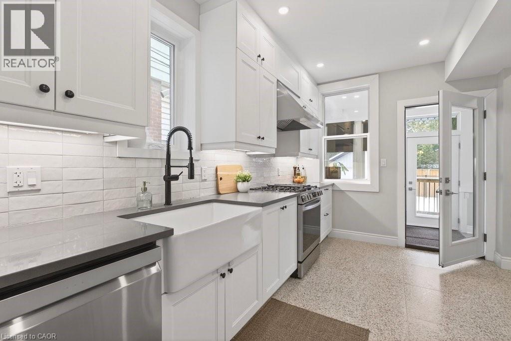 108 Rosslyn Avenue S, Hamilton, ON - Indoor Photo Showing Kitchen With Upgraded Kitchen