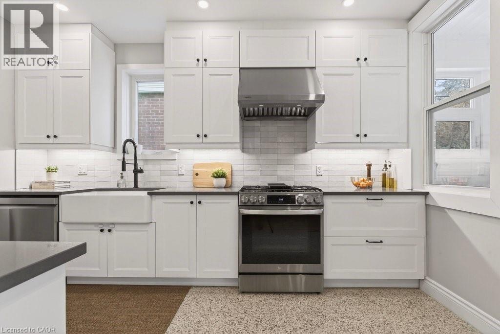 108 Rosslyn Avenue S, Hamilton, ON - Indoor Photo Showing Kitchen With Upgraded Kitchen