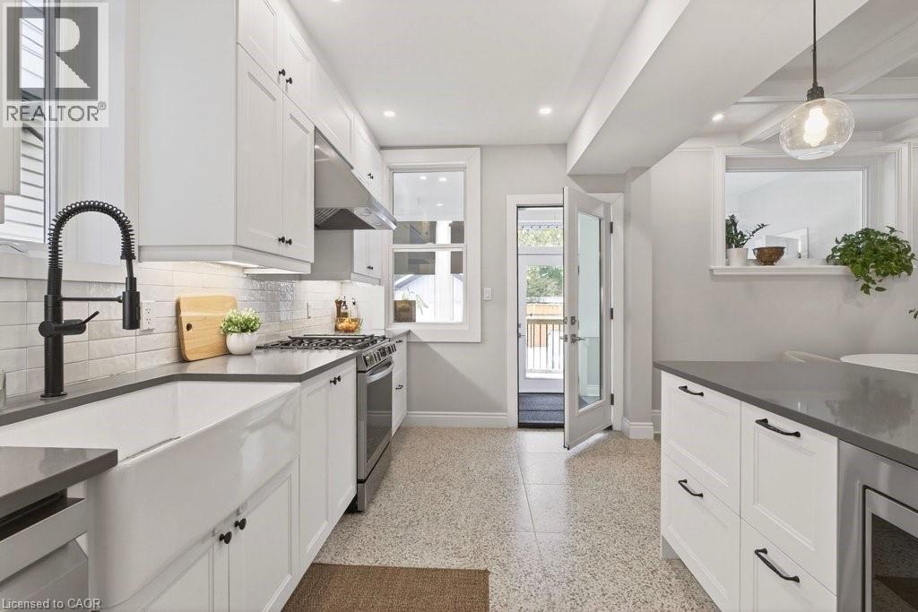 108 Rosslyn Avenue S, Hamilton, ON - Indoor Photo Showing Kitchen With Upgraded Kitchen