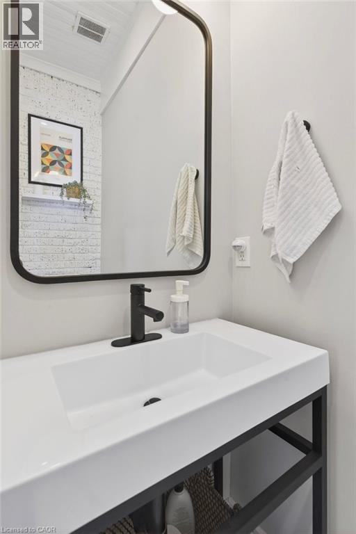 108 Rosslyn Avenue S, Hamilton, ON - Indoor Photo Showing Bathroom