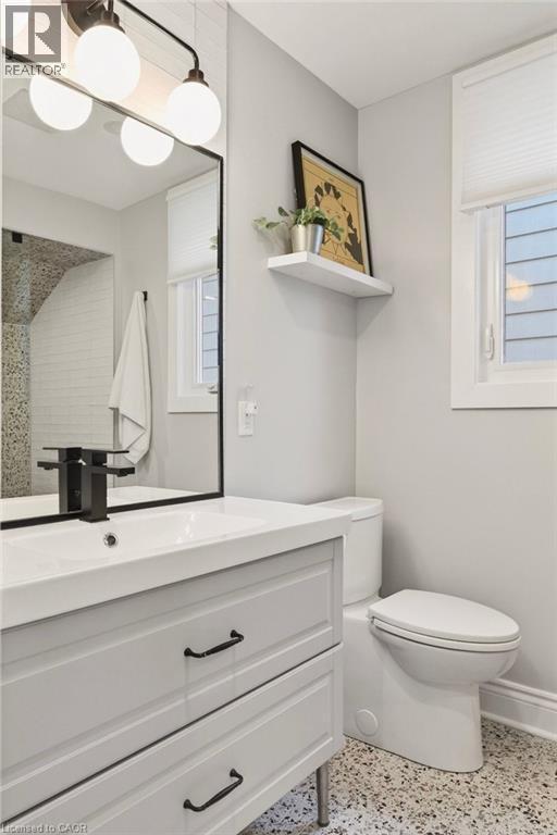 108 Rosslyn Avenue S, Hamilton, ON - Indoor Photo Showing Bathroom