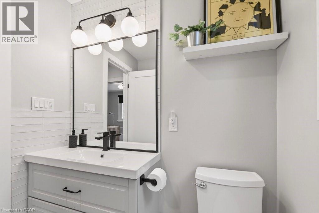 108 Rosslyn Avenue S, Hamilton, ON - Indoor Photo Showing Bathroom