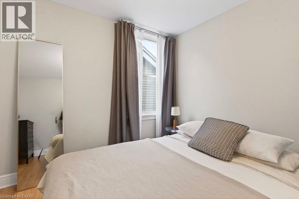 108 Rosslyn Avenue S, Hamilton, ON - Indoor Photo Showing Bedroom